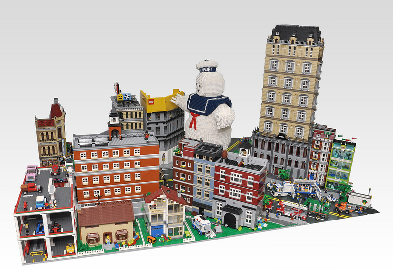 Illustration for article titled Gigantic Lego Stay Puft Marshmallow Man faces the Ghostbusters in NYC
